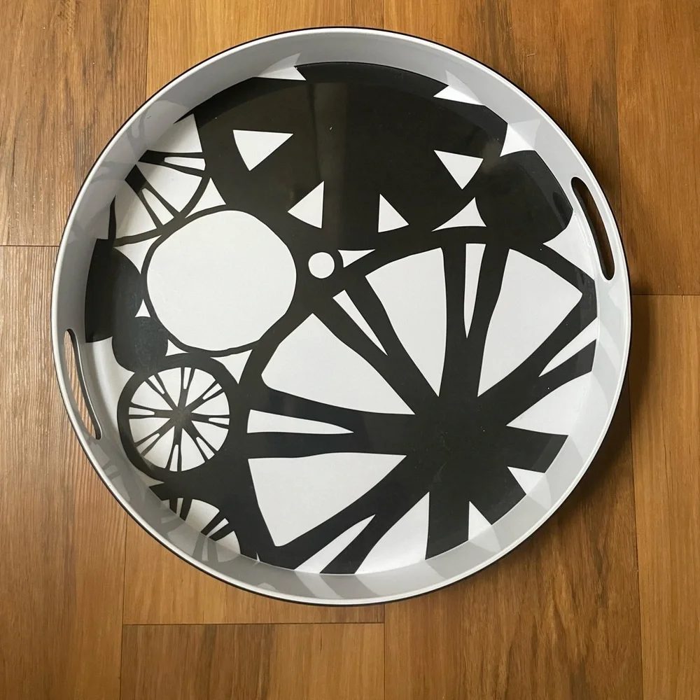 Round black and white tray with‎ handles